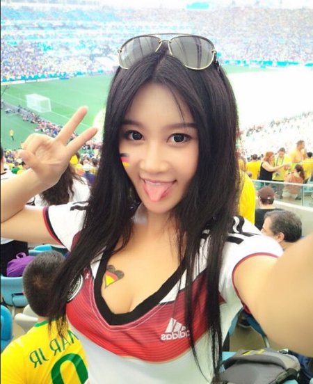 SEINS TEEN CHAUD ET LE CUL Cheveux noirs gros seins
