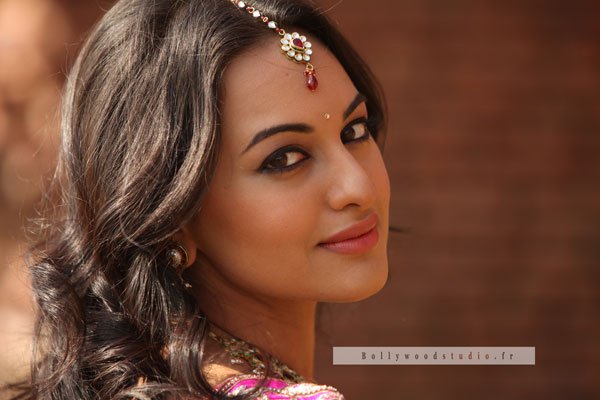 1429481812-sonakshi-sinha-interview-4.jpg