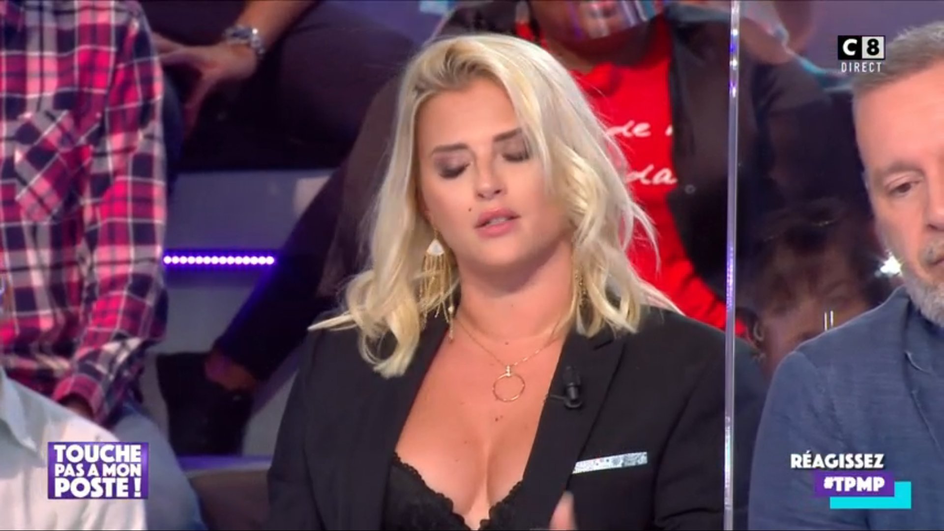 Kelly Vedovelli Avec Une Veste De Costume Soutien Gorge C Est Une