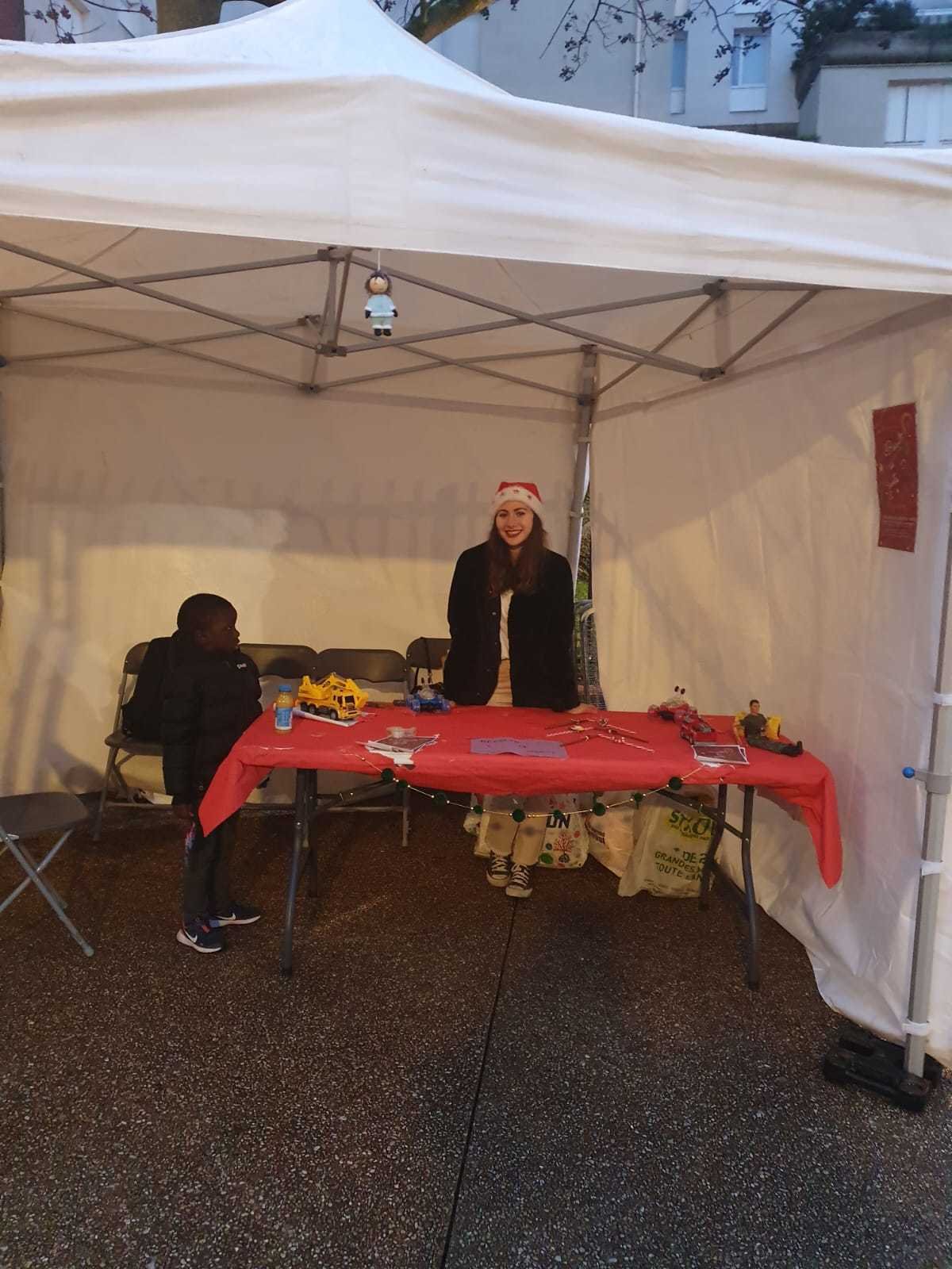 Femme de l'association humanitaire Yakaar avec un enfant