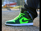 http://image.noelshack.com/minis/2013/47/1384983120-air-jordan-1-retro-mid-green-black.png