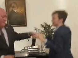https://image.noelshack.com/fichiers/2021/33/1/1629121288-ladansedubide.gif