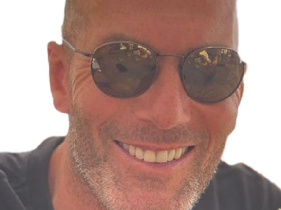 https://image.noelshack.com/fichiers/2023/23/5/1686345986-zidane-zizou-zinedine-zz-lunette-troll-sourire-soleil-dent-qlf-paz-dz-algerien-kabyle.png