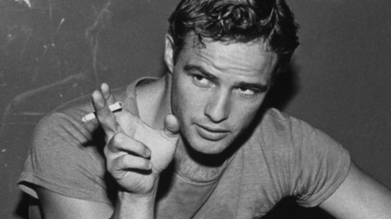 Marlon Brando jeune pulvérise Brad Pitt !
