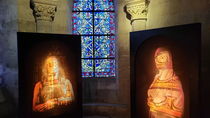 ALERTE : La marie EXPOSE des HIJABS dans la BASILIQUE de SAINT DENIS