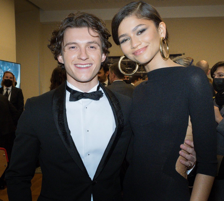 Comment le NAIN Tom Holland a fait pour coffrer la 10/10 Zendaya ?