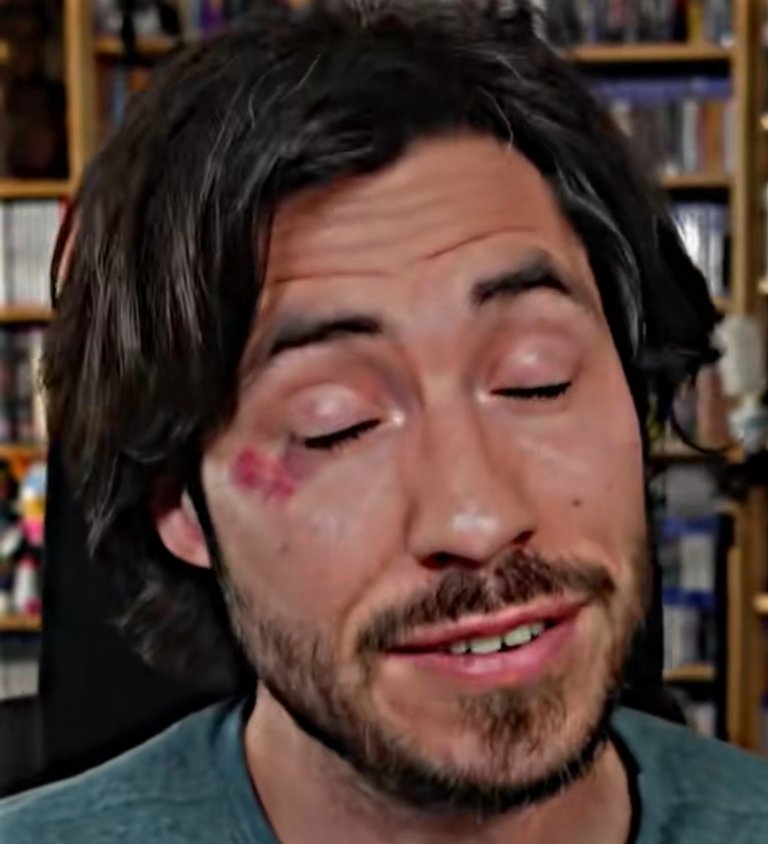 Il se fait agresser en convention et ARRÊTE Youtube
