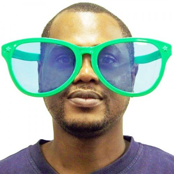 https://image.noelshack.com/fichiers/2026/37/1/1788814973-lunettes-geantes-pour-soiree.jpg
