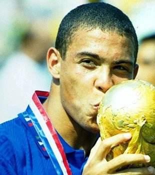 1443045525-ronaldo-trophy.jpg
