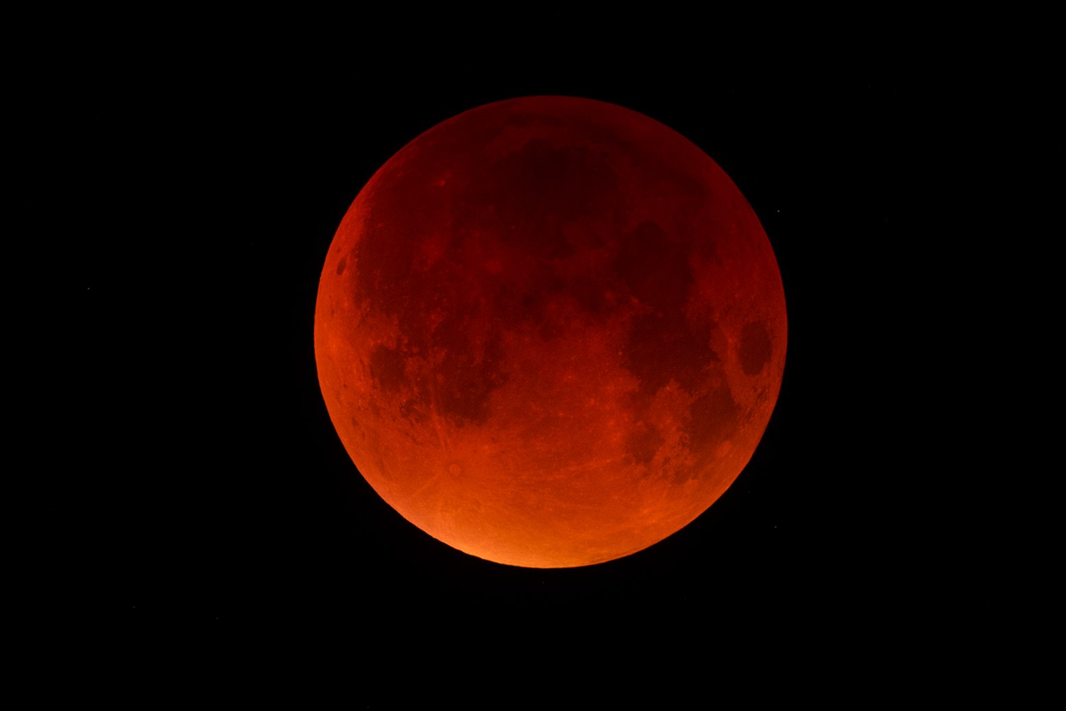 Луна. Крупная оранжевая