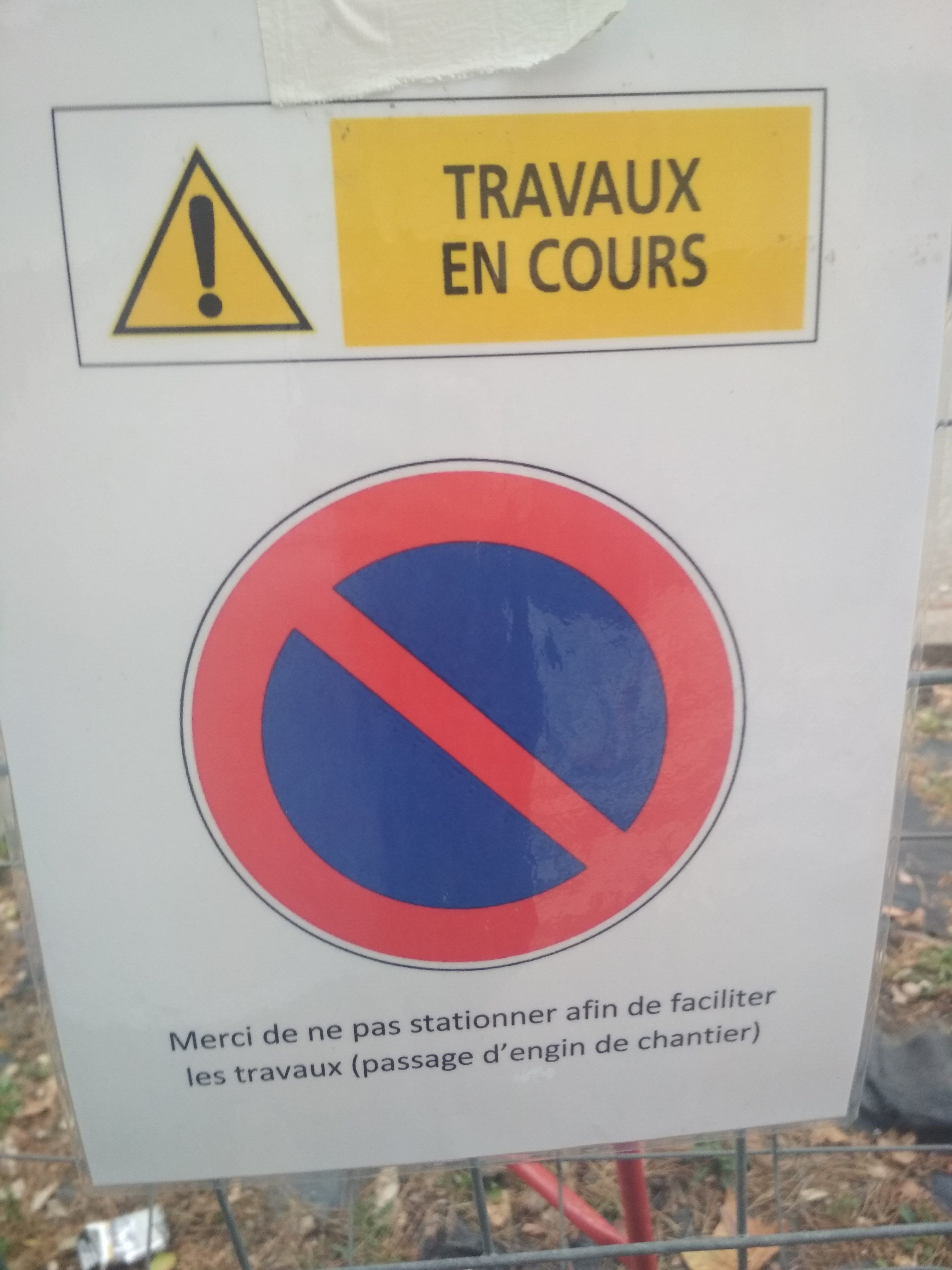 Panneaux chantier fourrière interdit de stationner