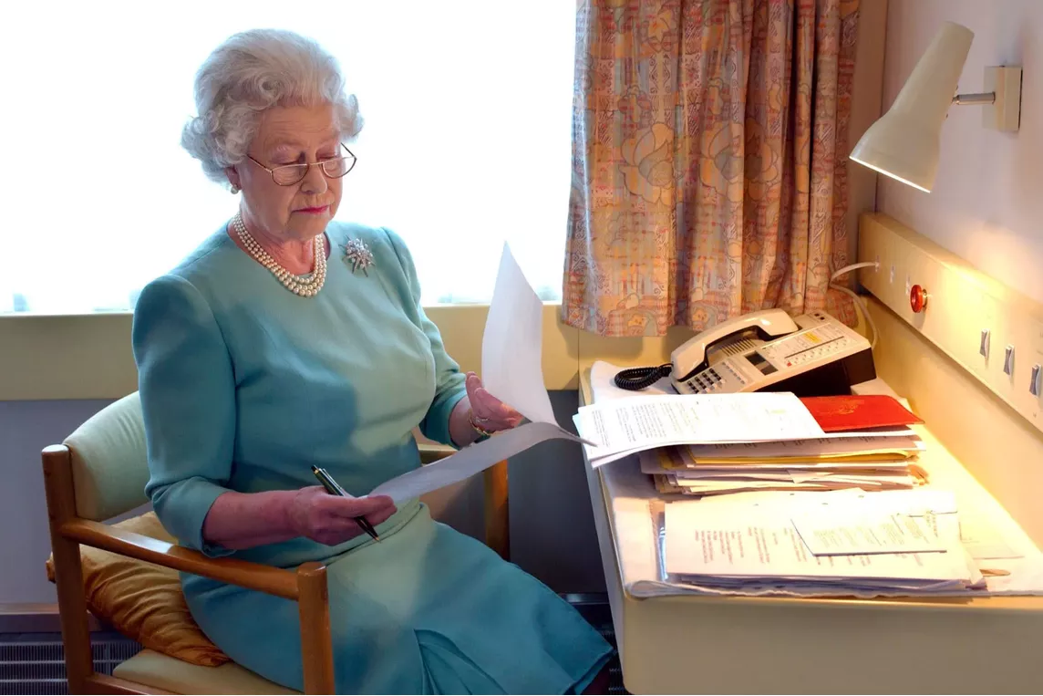 [ALERTE] Regardez les GROS SEINS LAITEUX de la reine d'angleterre sur