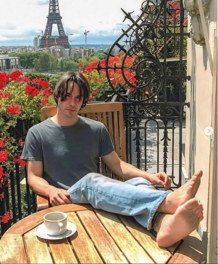 les-feet-de-keanu-reeves-devant-la-tour-eiffel-vous-les-lickez-sur-le