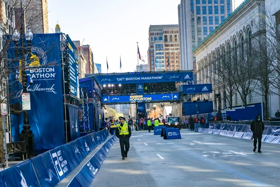 https://image.noelshack.com/fichiers/2023/16/7/1682278171-0418-boston-marathon03-1920x1281.jpg
