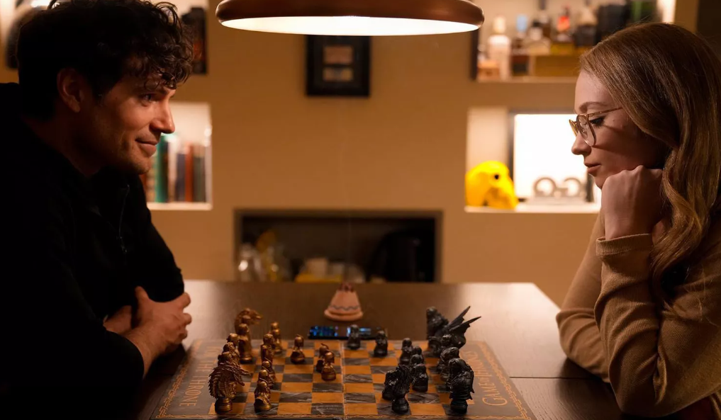 [PHOTOS] Le GIGACHAD Henry Cavill qui monte un PC GAMER pour jouer à