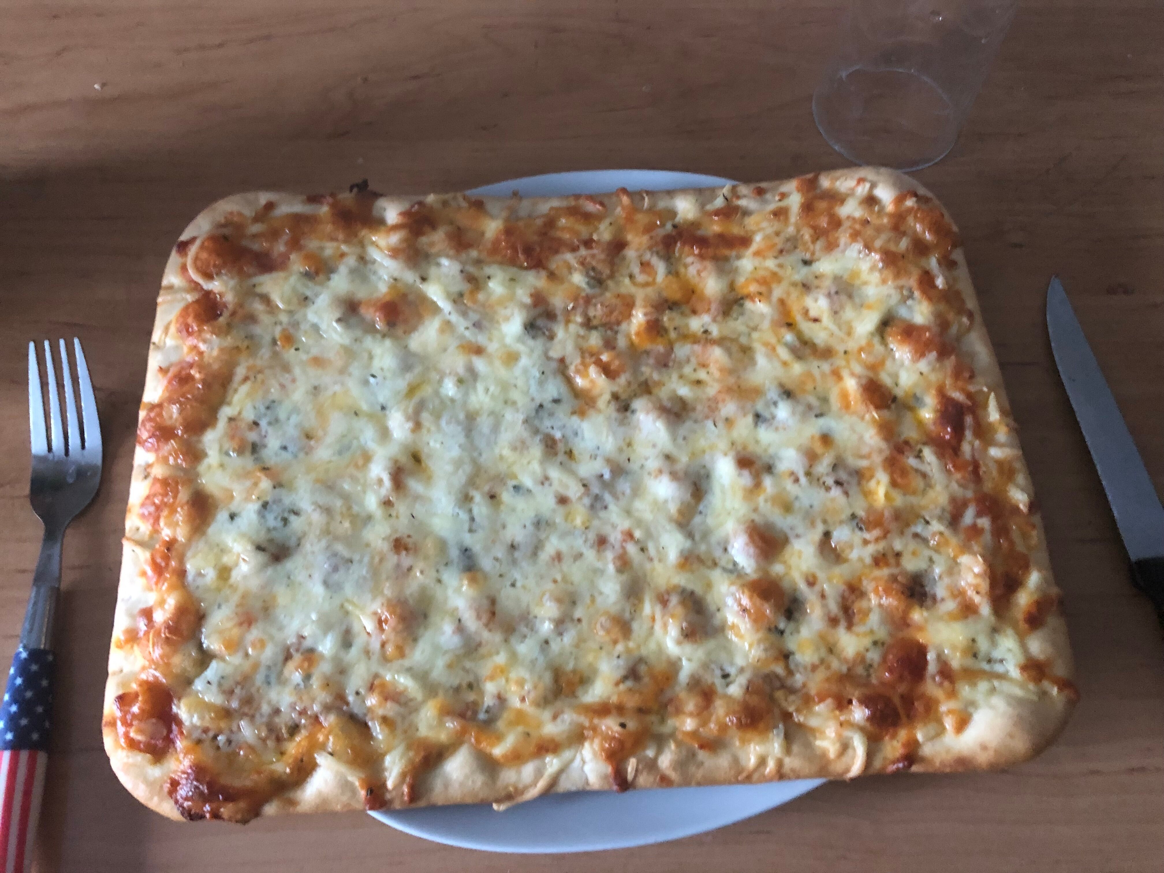 Ma PIZZA 4 FROMAGES que je m’apprête à DÉVORER :bave: sur le forum