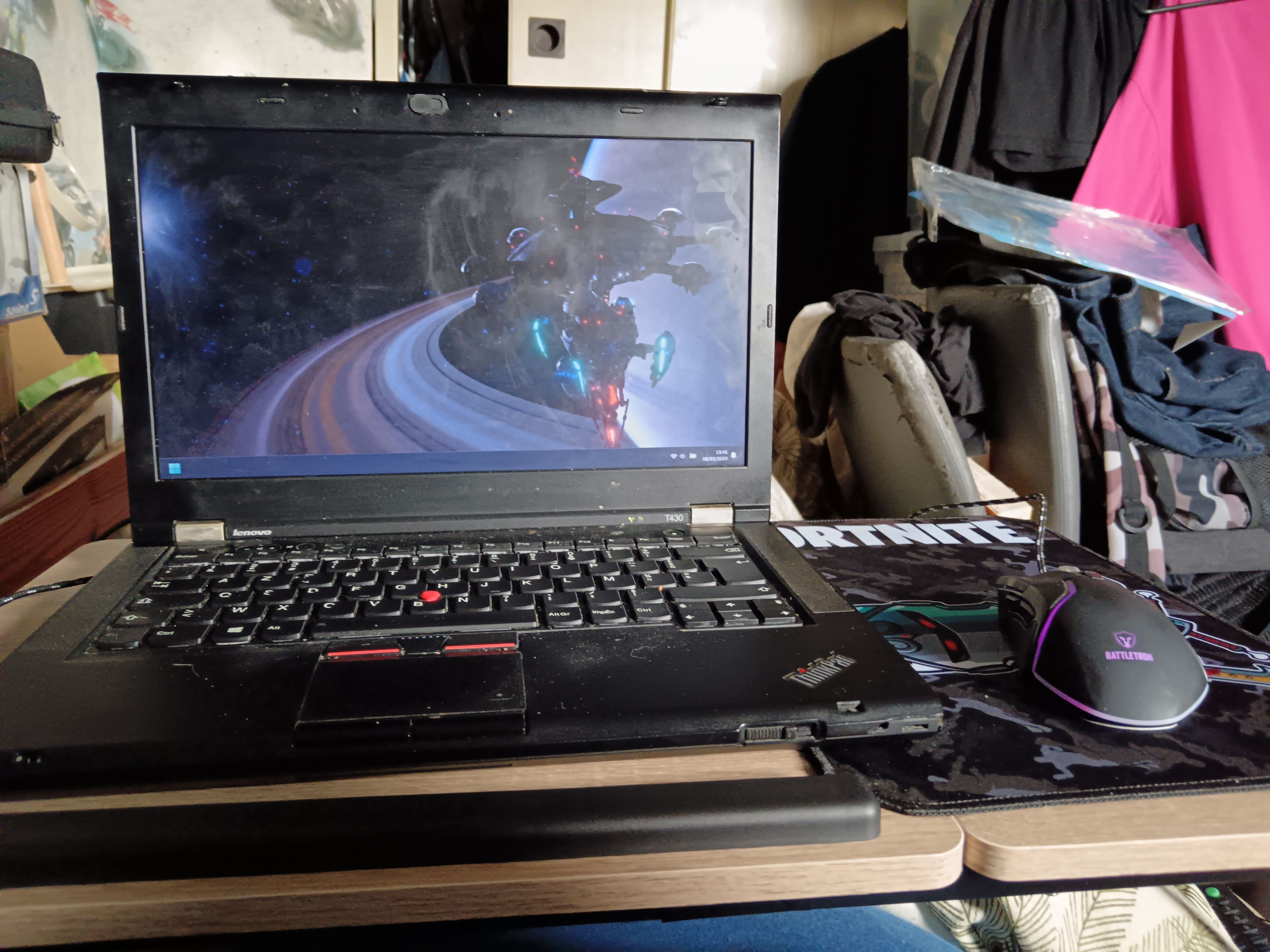 Mon setup pour shitpost sur jvc vous en thinkez what ? sur le forum ...