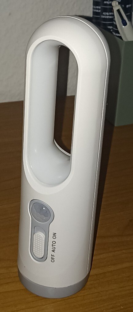 https://image.noelshack.com/fichiers/2024/18/1/1714412637-luminaire.jpg