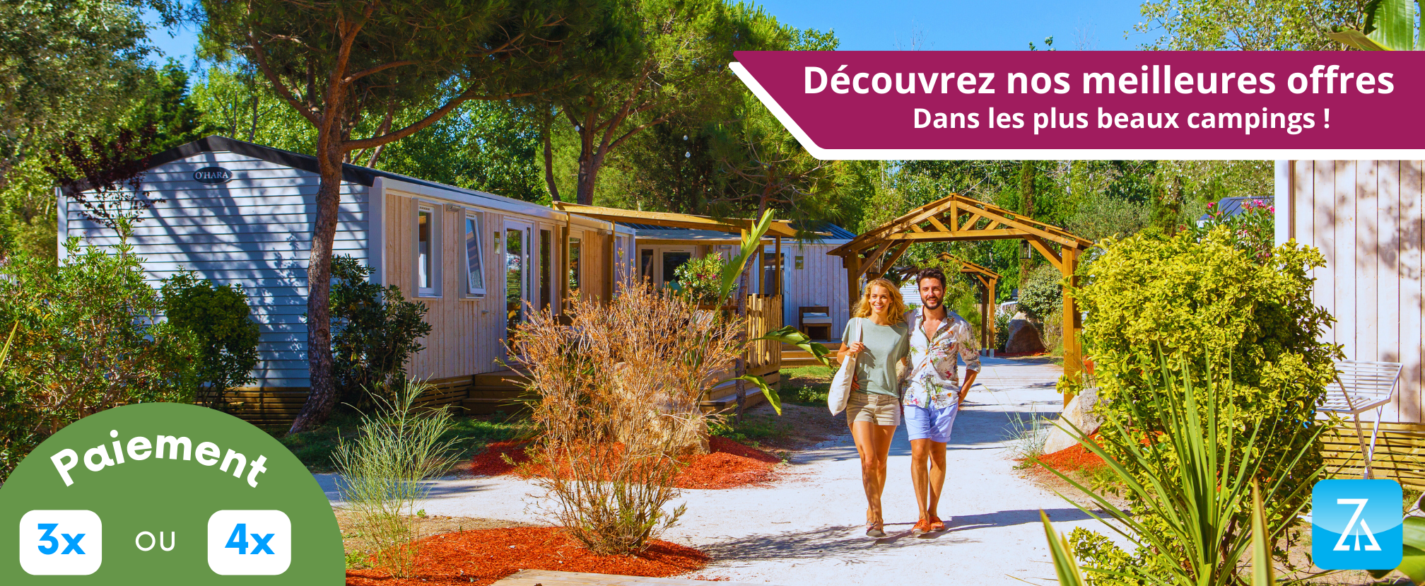 Famille heureuse qui loue un mobil home pour des vacances en camping