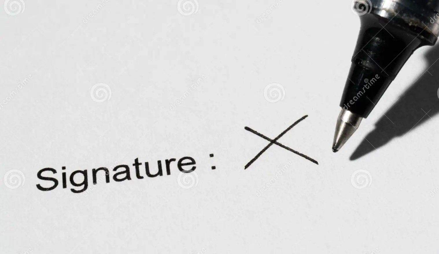 1723554273-les-gens-signant-un-document-