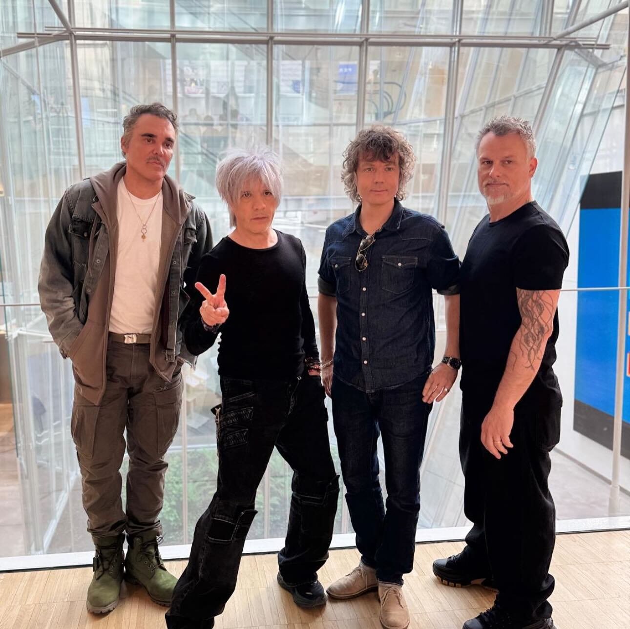 INDOCHINE à 73 ans s'habille comme s'il était un perso dans Final Fantasy