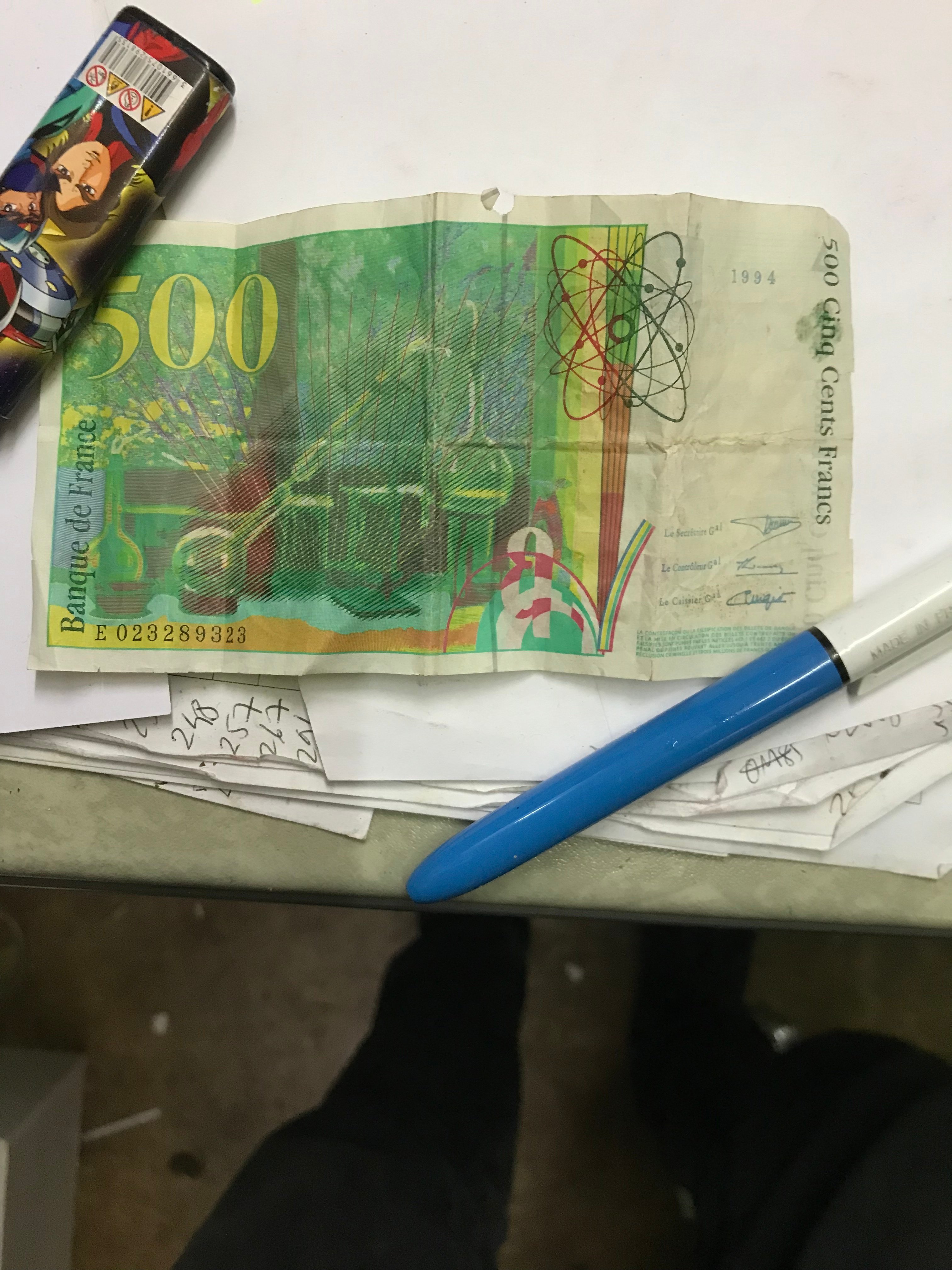 Je viens de TROUVER un ÉTRANGE ANTIQUE BOUT de PAPIER, je peux FAIRE QUOI avec ÇA?