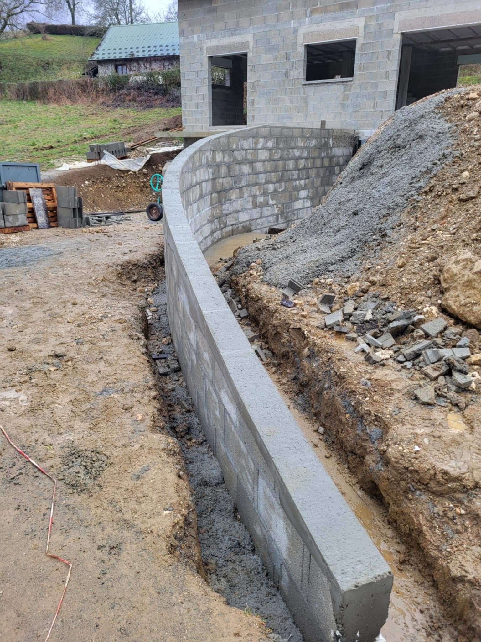 Construction d'un mur de soutènement arrondi