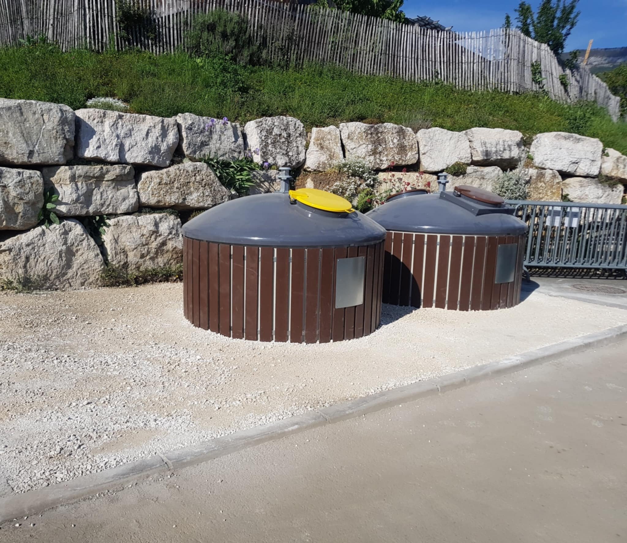 Mise en place de conteneurs à poubelle publics