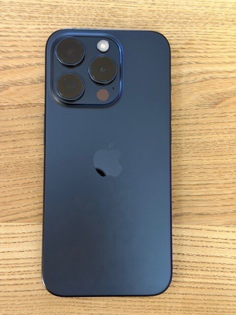 https://image.noelshack.com/fichiers/2025/39/4/1758807094-3iphone.jpg