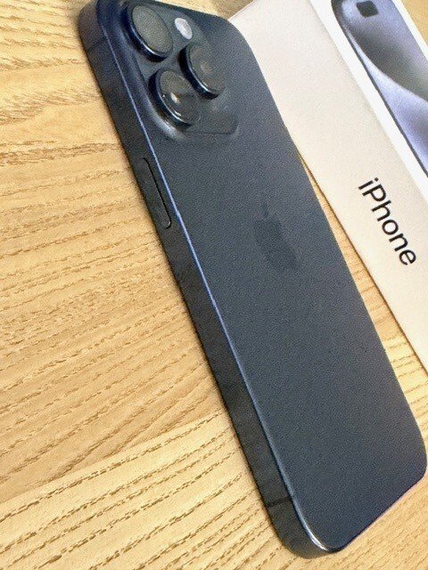 https://image.noelshack.com/fichiers/2025/39/4/1758807098-2iphone.jpg