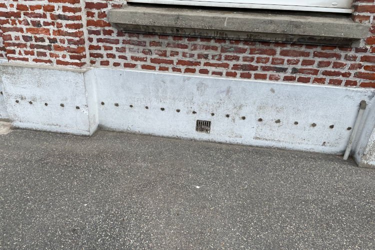 Injection de résine dans un mur humide