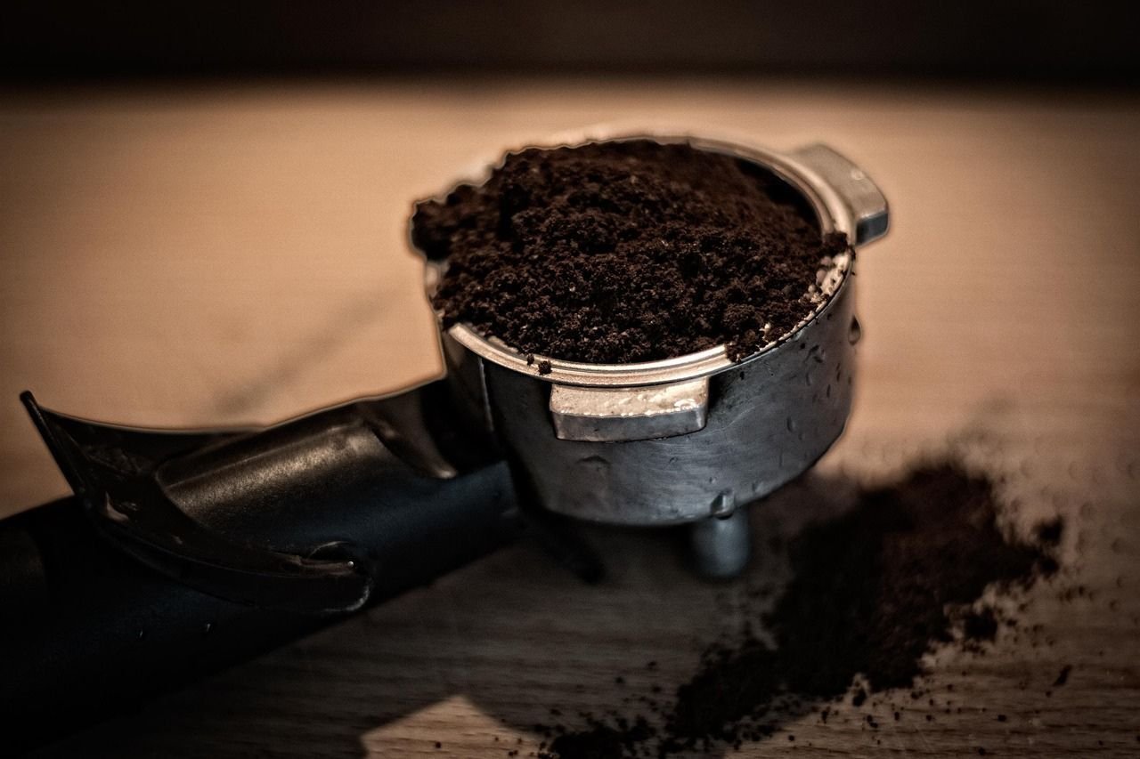 Caf&eacute; moulu dans un porte-filtre pour expresso