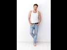 https://image.noelshack.com/fichiers/2013/11/1362975509-9435061-athletique-jeune-homme-debout-au-mur-portait-des-jeans-et-maillot-de-corps.jpg