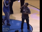 https://image.noelshack.com/fichiers/2013/16/1366390842-basketball-cell-phone-dunk.gif