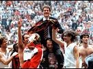 https://image.noelshack.com/fichiers/2013/18/1367666043-1357239694-cristiano-ronaldo-569-fabio-capello-celebrating-ac-milan-title-in-italian-league-serie-a-with-paolo-maldini-and-alessandro-nesta.jpg