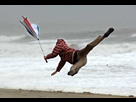 https://image.noelshack.com/fichiers/2013/43/1382862752-tempete-vent-plage-mer-parapluie-promeneur-s-envolent.jpg