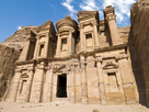 https://image.noelshack.com/fichiers/2013/46/1384703126-2584789-monastere-le-plus-grand-monument-de-petra-nabateens-capitale-al-khazneh-en-jordanie-fabrique-en-cr.jpg