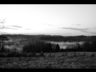 https://image.noelshack.com/fichiers/2013/52/1388351258-fond-de-vallon-brumeux-n-b.jpg