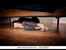 https://image.noelshack.com/fichiers/2014/13/1395706067-stock-photo-fearful-boy-hiding-under-the-bed-126132929.jpg