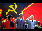 https://image.noelshack.com/fichiers/2014/16/1397935201-winnie-mandela-nelson-mandela-yossel-joe-slovo-hammer-and-sickle-red-star-flag-banner.jpg