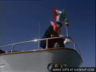https://image.noelshack.com/fichiers/2014/18/1399218812-man-jumps-into-shark-o.gif