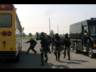 https://image.noelshack.com/fichiers/2014/40/1412504968-163rd-military-police-detachment-special-reaction-team-soldiers-assault-a-bus-from-the-srt-van-while-conducting-tactical-assault-training-at-fort-campbell-kentucky.jpg