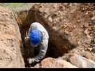 https://image.noelshack.com/fichiers/2015/08/1424295986-19475461-homme-a-capuchon-bleu-creuse-tombe-au-cimetiere-de.jpg