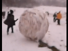 https://image.noelshack.com/fichiers/2015/13/1427490195-giant-snowball-out-of-control-rolling-down-hill-squashed-13852828153.gif