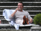 https://image.noelshack.com/fichiers/2015/20/1431347022-photos-jean-dujardin-ambiance-detendue-sur-le-tournage-de-la-nouvelle-publicite-nespresso-avec-george-clooney-portrait-w674.jpg