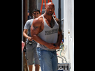 https://image.noelshack.com/fichiers/2015/29/1437067830-dwayne-johnson-shows-huge-muscle-zbwupif0ezol.jpg