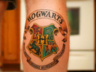 https://image.noelshack.com/fichiers/2015/35/1440717588-hogwarts-cool-school-crest.jpg