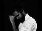 https://image.noelshack.com/fichiers/2015/37/1441818342-a-male-model-with-man-bun-and-beard-style.jpg