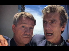 https://image.noelshack.com/fichiers/2015/39/1442861725-sean-pertwee-photobombs-peter-capaldi-to-pay-homage-to-the-third-doctor.jpg