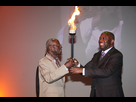 https://image.noelshack.com/fichiers/2015/44/1445988252-cote-divoire-investiture-du-candidat-lmp-samedi-09-octobre-2010-a-l-hotel-ivoire-bernard-dadie-passe-le-flambeau-de-la-lutte-a-gbagbo.jpg